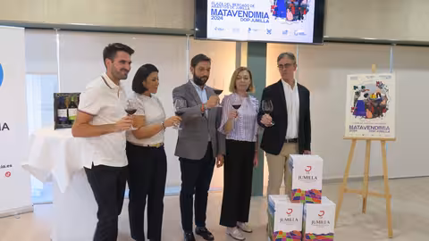 El director del Instituto de Turismo, Juan Francisco Mart&iacute;nez, y la alcaldesa de Jumilla, Seve Gonz&aacute;lez (2d), en la presentaci&oacute;n de Matavendimia (Foto CARM)