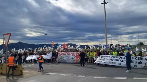 Concentraci&oacute;n de productores en el puerto de Santander (Foto Uni&oacute;n de Uniones)
