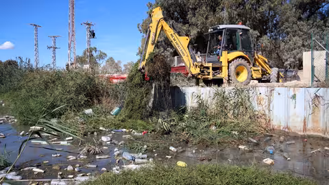 Limpieza residuos en las redes flotantes de Guardamar del Segura (Foto CHS)