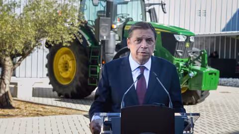 Planas visita el centro de innovaci&oacute;n de John Deere en Parla (Foto MAPA)