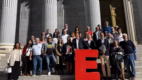 Integrantes de la Espa&ntilde;a vaciada ante el Congreso de los Diputados (Foto Teruel Existe)