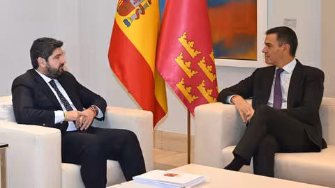 Fernando L&oacute;pez Miras y Pedro S&aacute;nchez se re&uacute;nen en La Moncloa (Foto CARM)