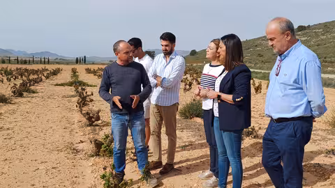 Sara Rubira visita la bodega Parajes del Valle (Foto CARM)