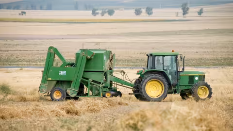 Tractor labrando un campo de cultivo (Foto MAPA)