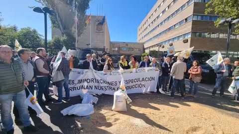 Protesta de agricultores en Valladolid por los precios injustos en origen del cereal (Foto Asaja Castilla y Le&oacute;n)