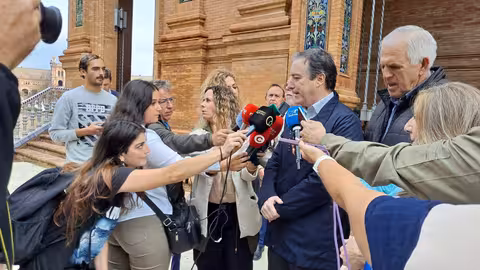 Las organizaciones agrarias atienden a los medios de comunicaci&oacute;n (Foto Cooperativas Agro Alimentarias)