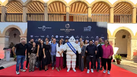 Presentaci&oacute;n de la Gala Michelin, con asistentes al acto y la mascota de la marca, 'Bidendum'.