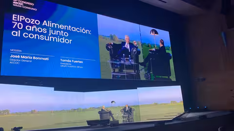 El presidente de El Pozo Alimentaci&oacute;n y Grupo Fuertes, Tom&aacute;s Fuertes, entrevistado por el director general de Aecoc (Foto ElPozo)