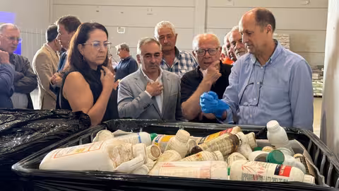 Retirada envases fitosanitarios cancelados (Foto Generalitat Valenciana)