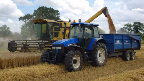 Cosechadora de cereal con con tractor (Foto MAPA)