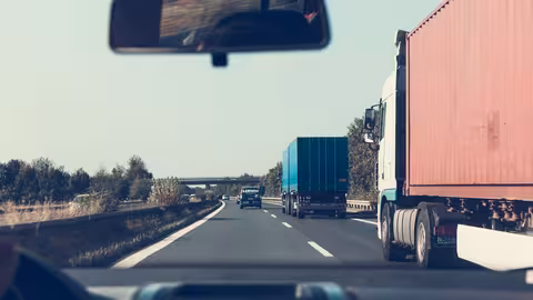 Camiones circulando por la autopista (Imagen de StockSnap en Pixabay)