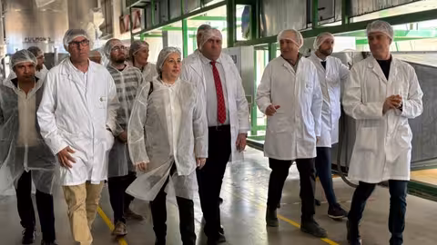 Visita del consejero de Agricultura a la SAT del Campo en Villaca&ntilde;as (Foto Gobierno C-LM)