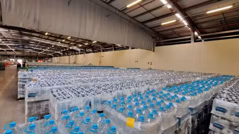 Almac&eacute;n con botellas y garrafas de agua (Foto Asucova)