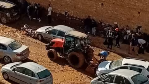 Un tractor ayudando tras la DANA en Sedav&iacute; (Foto La Uni&oacute;)