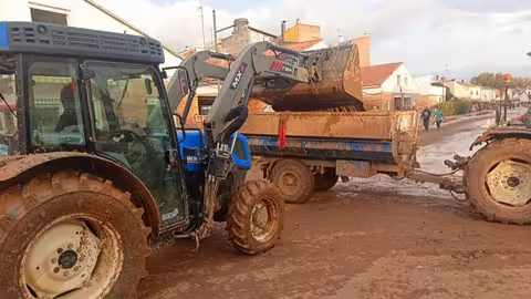 Tractores de agricultores ayudando tras la DANA (Foto AVA Asaja)