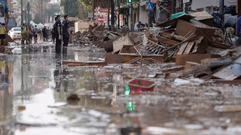 Efectivos de la Polic&iacute;a Local trabajan para despejar una calle de Paterna (Valencia), este martes. Una semana despu&eacute;s del paso de la dana. Foto EFE/ Manuel Bruque)
