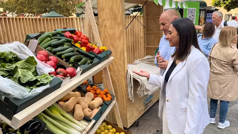 Rubira en el mercadillo de productos ecol&oacute;gicos en la Plaza de Santo Domingo de Murcia (Foto CARM)
