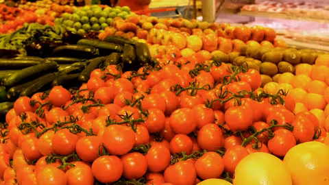 Frutas y verduras en un mostrador de hortalizas de una plaza mercado (Foto MAPA)