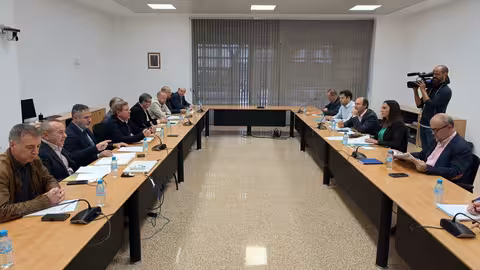 la consejera Sara Rubira, junto al resto del equipo directivo de la Consejer&iacute;a, en la reuni&oacute;n que ha mantenido con la Comisi&oacute;n de Gobierno de Proexport (Foto CARM)