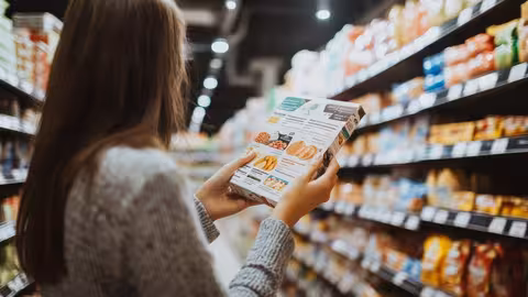 Mujer leyendo una etiqueta alimentaria en un supermercado (Foto de Tung Lam en Pixabay)