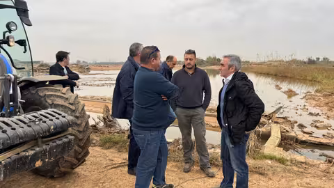 Barrachina visita campos de arroz de Catarroja afectados por la DANA (Foto Generalitat Valenciana)