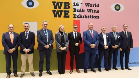 Mart&iacute;nez Guijarro con empresas en la World Bulk Wine Exhibition (Foto Gobierno de C-LM)