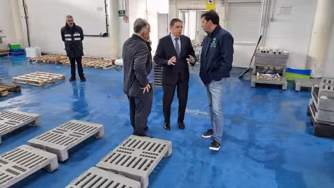 Luis Planas visita el puerto de Vilanova i la Geltr&uacute; (Foto MAPA)