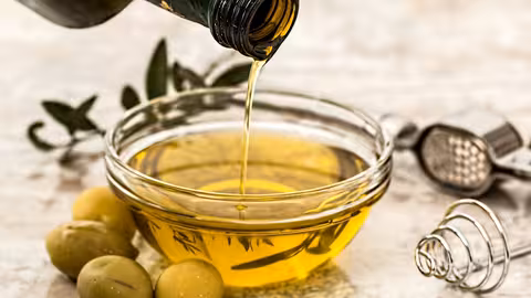 Cuenco de cristal con aceite de oliva (Foto MAPA)