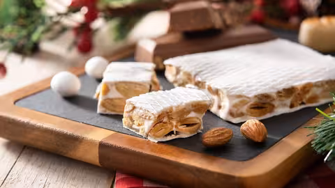 Turr&oacute;n duro elaborado con almendras (Foto La Uni&oacute;)