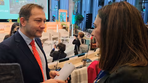 Sara Rubira durante su encuentro con Christophe Hansen, comisario de Agricultura y Alimentaci&oacute;n de la Uni&oacute;n Europea (Foto CARM)