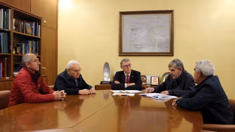 Reuni&oacute;n de Urrea con la comunidad de regantes de Valdalentisco (Foto CHS)
