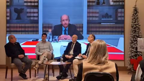 Pascual Blanco, director comercial de Hortamira; Javier Poza, secretario general de SOS Rural; en la pantalla conectado por streaming: Manuel Lamela, socio director de Acountax; Antonio Mart&iacute;nez, presidente y portavoz adjunto de la comisi&oacute;n de Agricultura de la Asamblea de la Regi&oacute;n de Murcia (VOX); y Jorge Mart&iacute;nez Antol&iacute;n, presidente de la comisi&oacute;n de Agricultura en el Senado (PP) (Foto SOS Rural)