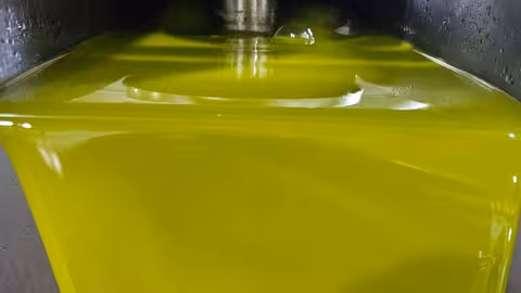 Aceite de oliva en una almazara (Foto UPA Andaluc&iacute;a)