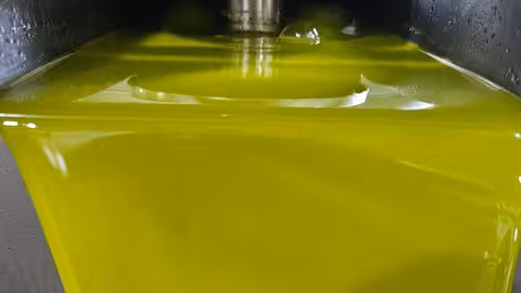Aceite de oliva en una almazara (Foto UPA Andaluc&iacute;a)
