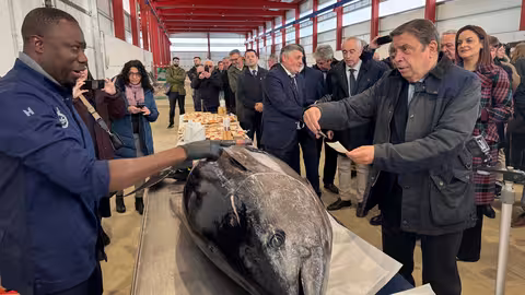 Luis Planas, en el centenario de la cofrad&iacute;a de pescadores de Burela (Foto MAPA)