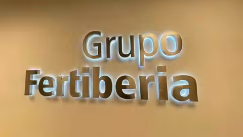 Logo iluminado del Grupo Fertiberia (Foto Grupo Fertiberia)