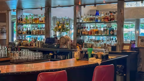 Mostrador de bebidas de un bar (Foto de Michelle Raponi en Pixabay)