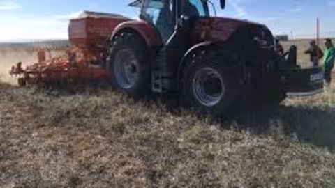 Demostraci&oacute;n de maquinaria agr&iacute;cola tractor con remolque (Foto MAPA)