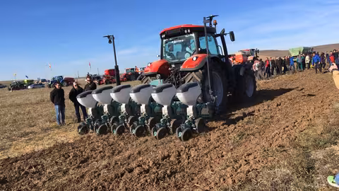 Demostraci&oacute;n de maquinaria agr&iacute;cola tractor arador (Foto MAPA)