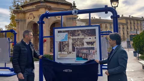 Garc&iacute;a y Cascales inaugurando la exposici&oacute;n fotogr&aacute;fica itinerante "Mancomunidad de los Canales del Taibilla - 100 a&ntilde;os abasteciendo de agua y de progreso" (Foto MCT)