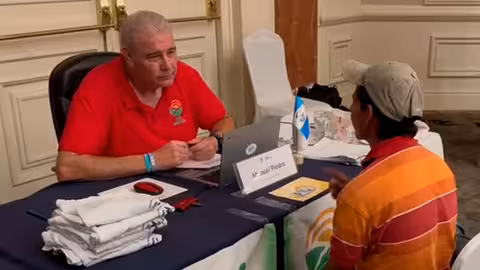 Manuel Piedra realizando una selecci&oacute;n de jornaleros en Guatemala (Foto UPA)