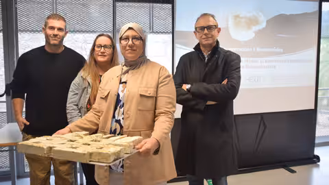 Kamilia Essasmhi con los investigadores del grupo Ciencia y Tecnolog&iacute;a Avanzada de Construcci&oacute;n (Foto UPCT)