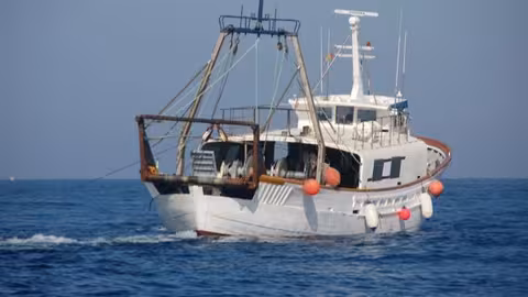 Embarcaci&oacute;n de pesca de arrastre (Foto CARM)