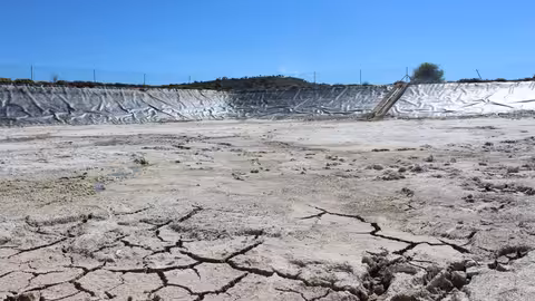 Una balsa afectada por la sequ&iacute;a (Foto La Uni&oacute;)
