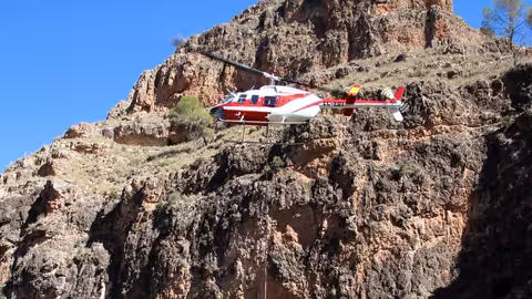 Helic&oacute;ptero trabajando en la renovaci&oacute;n del SAICA del embalse de Alfonso XIII (Foto CHS)