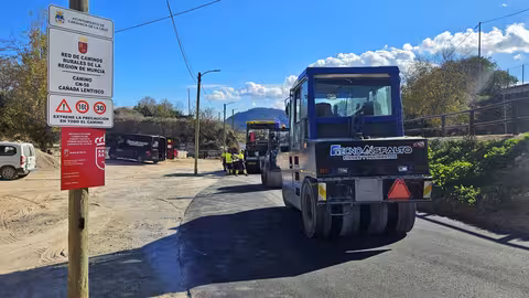 Trabajos de reparaci&oacute;n de un camino rural en Caravaca de la Cruz (Foto CARM)