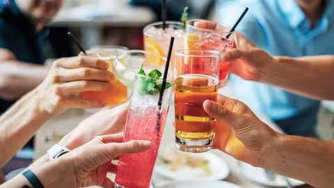 Brindando con refrescos en vacaciones (Imagen de bridgesward en Pixabay)