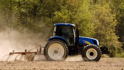 Tractor arando un campo (Foto MAPA)