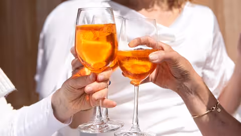 Brindis con bebidas (Imagen de Penny en Pixabay)