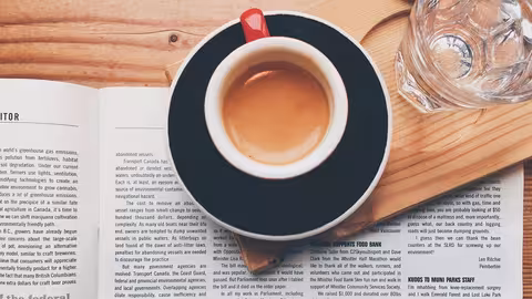 Caf&eacute; y peri&oacute;dico (Imagen de Pexels en Pixabay)